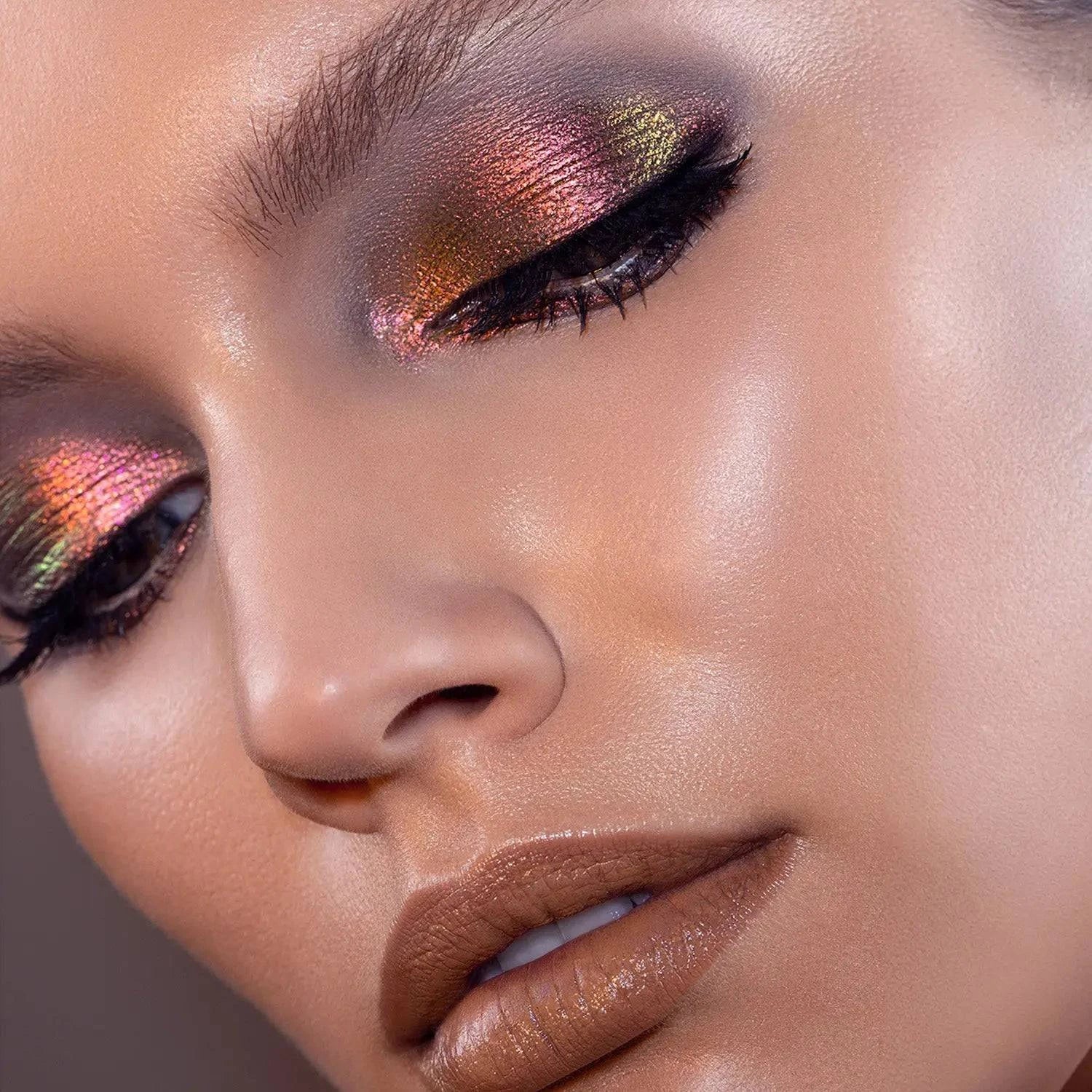 CHROMIUM LIQUID EYESHADOW - צללית נוזלית לעיניים כרומיום בגימור מולטי-כרום - Image 5