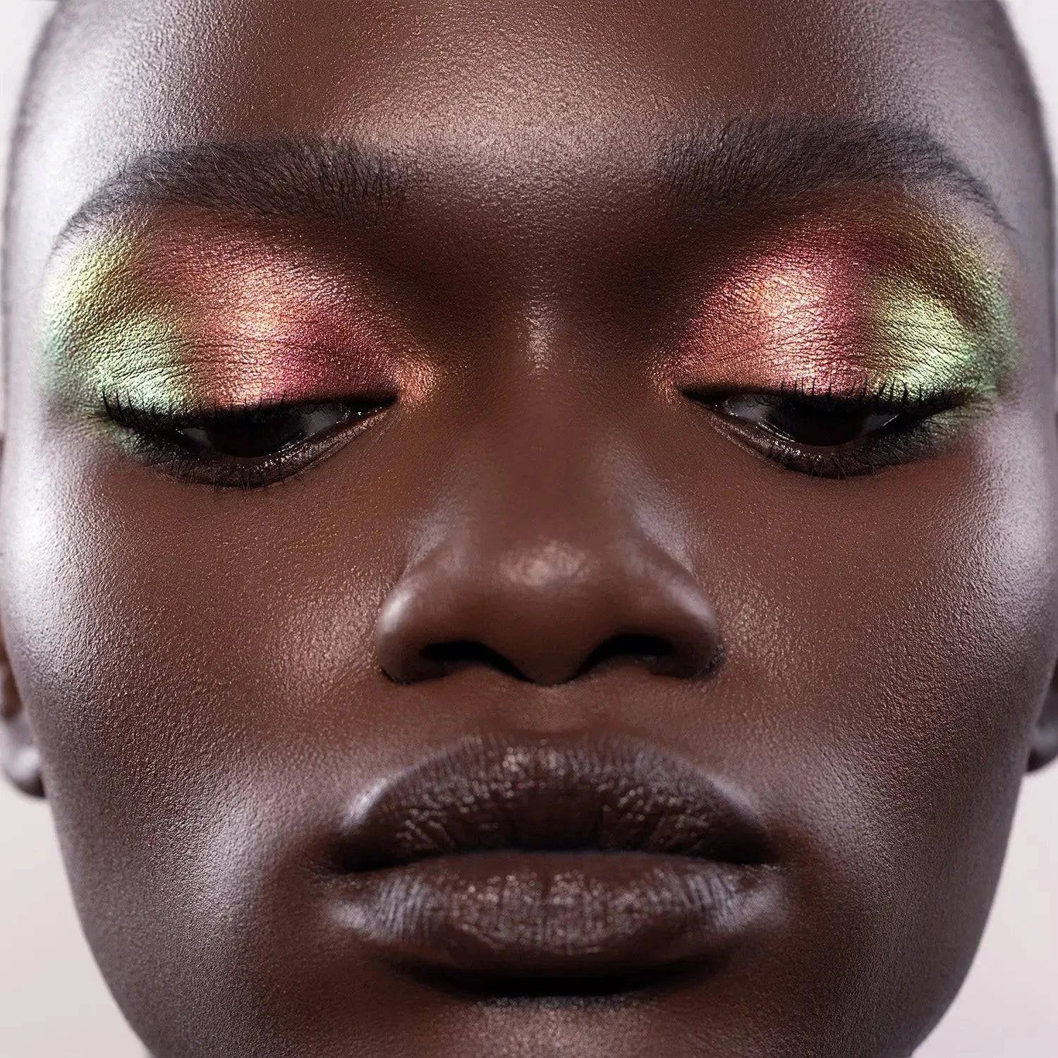 CHROMIUM LIQUID EYESHADOW - צללית נוזלית לעיניים כרומיום בגימור מולטי-כרום - Image 6